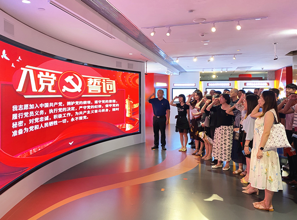 庆七一喜迎二十大 古龙房地产党总支开展主题党日活动.jpg